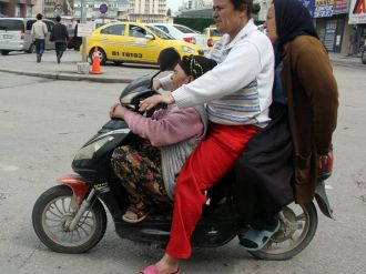 Kadınların motosikletle tehlikeli yolculuğu