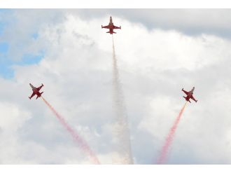 Türk Yıldızları nefes kesti