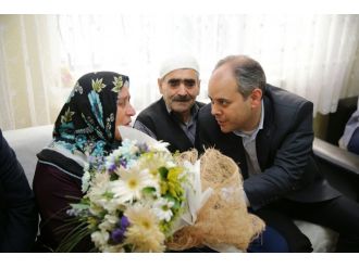 Anneler Günü’nde şehit ailesini ziyaret etti