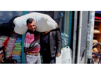 Tek koluyla 7 kişiye bakıyor