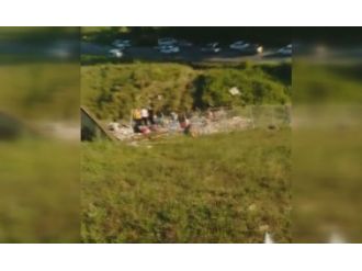 Vatandaşlar yola dökülen ekmekleri almak için yarıştı