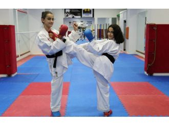 Bu kız kardeşlere yan bakan yandı