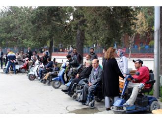 Kendi törenlerini uzaktan izlediler