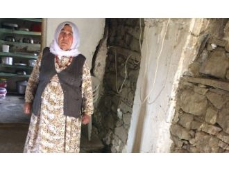 Yıkılma tehlikesi olan evde yaşam mücadelesi