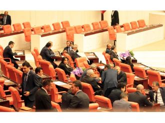CHP’li vekilden tüm parti gruplarına çiçek