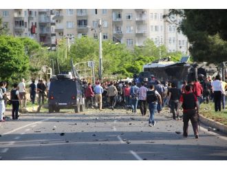 Polis servisine bombalı saldırı: 12 yaralı