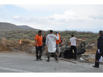 Kaza yapan araçlar alev aldı: 2 ölü, 1 yaralı