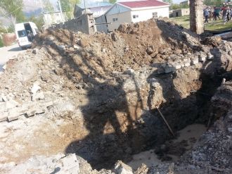 Patlamanın olduğu yerde dev çukur oluştu