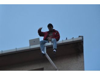 Çatıda film izleyip intihara kalkıştı