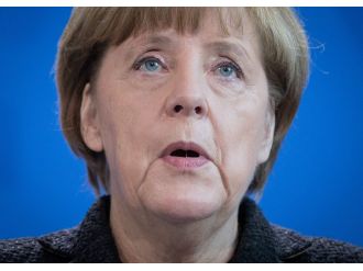 ALMANLAR MERKEL’İ SİLDİ