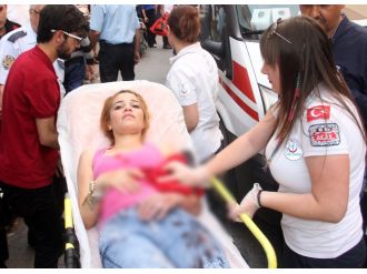 Ağabeyini rahatsız eden kadını ve arkadaşını bıçakladı