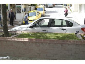 Yol ortasında dilenirken otomobil çarptı