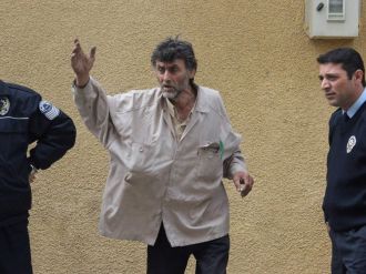 Çöp evin sahibi temizlik işçilerine ’para’ saçtı