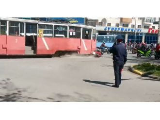 Tramvay motosikletleri biçti