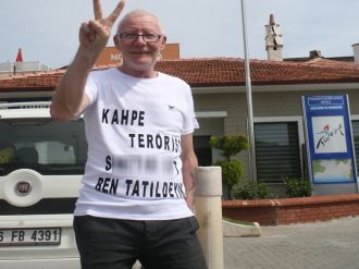 İngiliz turistten teröre tişörtlü mesaj