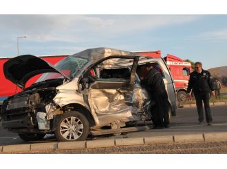 TIR minibüsü biçti: 1 yaralı