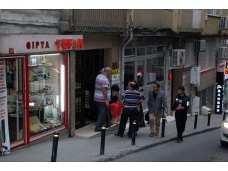 Talihsiz kaza ölüm getirdi: Dolaptan tencere alırken boşluğa düştü