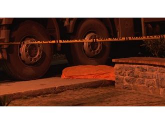 Kadıköy’de yürüyüş yapan üniversiteli kıza kamyon çarptı