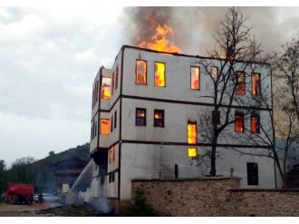 185 yıllık konak küle döndü