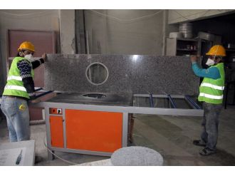 İşçilere üzüldü, makine üretti