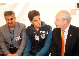 Kılıçdaroğlu Van’da şehit evini ziyaret etti