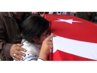 Şehit babasını son kez öptü