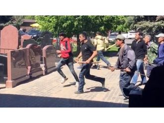 Mezarlıkta taşlı sopalı kavga: 2 ölü