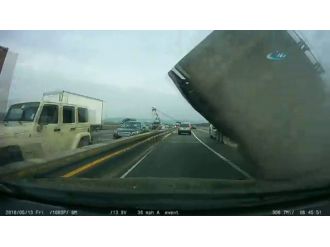 Şanslı sürücü ölümden saniyelerle kurtuldu