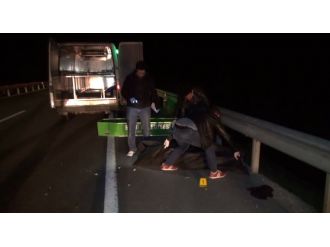 Seyir halindeki araçtan atılan kadın öldü