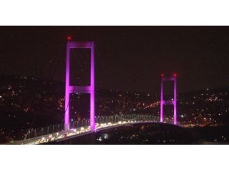 Boğaziçi Köprüsü pembeye büründü