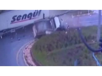 Kırmızı ışık ihlali yapan TIR, kamyoneti biçti!