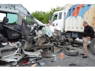 Minibüs ikiye ayrıldı: 1 ölü, 2 yaralı
