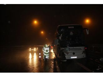 TIR yolcu otobüsüne çarptı: 15 yaralı