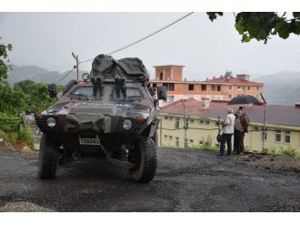 Asker karakola sızmaya çalışan teröristleri fark etti