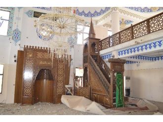 Teröristler camileri de tahrip etti