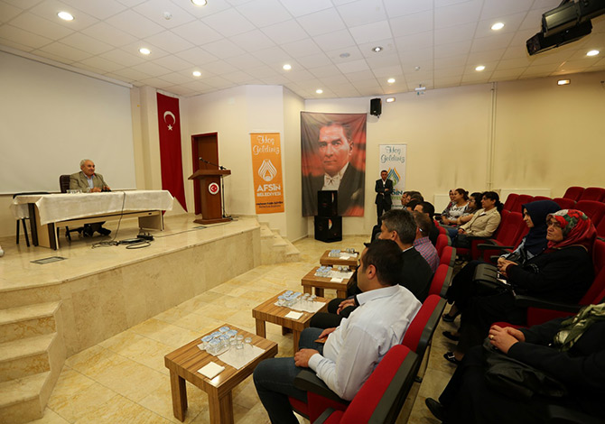 İSLAM'DA AİLE KONULU KONFERANS DÜZENLENDİ