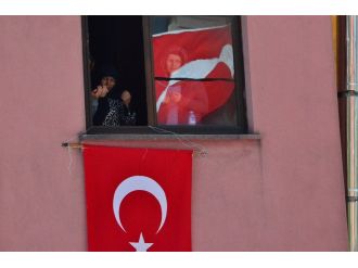 Zonguldak şehidine ağlıyor