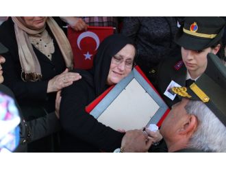 Komutandan acılı anneye teselli: "Hepimiz senin evladınız"