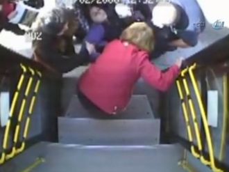 Hamile kadını halk otobüsüyle hastaneye yetiştirdi