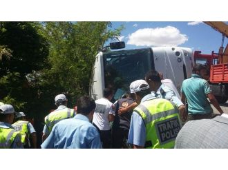 Üniversitelileri taşıyan midibüs devrildi: 1 ölü, 20 yaralı