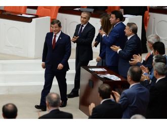 Davutoğlu’nu ayakta alkışladılar