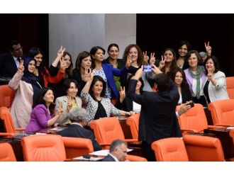 HDP’li kadın vekillerden zafer işaretiyle dokunulmazlık pozu