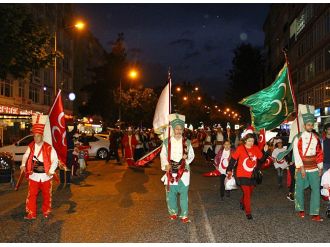 Sağanak yağış altında fener alayı