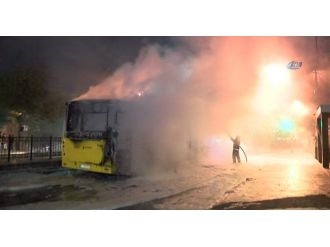 Korsan göstericiler belediye otobüsünü ateşe verdi