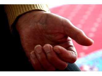 Yaşlı kadının elinde beliren yazı herkesi şaşırttı