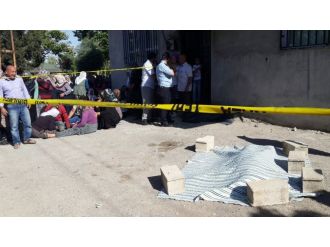 Evinin damında halıları toplarken...