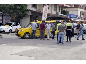 Servis minibüsü ile taksi çapıştı: 11 yaralı