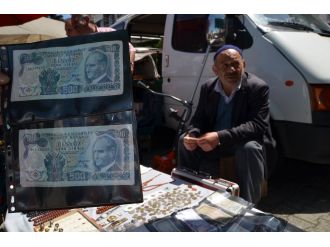 Para satarak geçimini sağlıyor