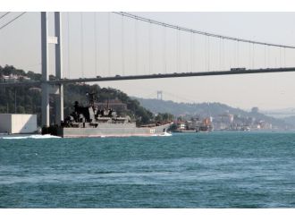 2 Rus savaş gemisi aynı anda Boğaz’dan geçti