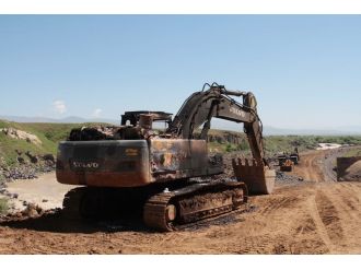 PKK’lılar iş makinesi yaktı